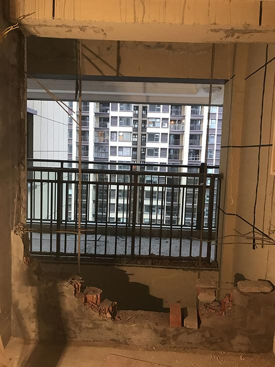 通风井内砌的墙被拆除了。 澎湃新闻记者 邱海鸿 图开发商承认违建，并称是潜规则