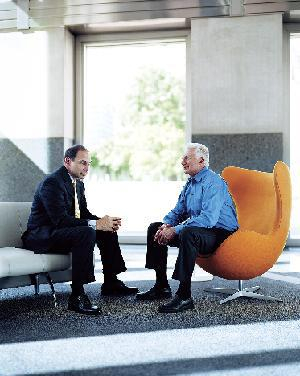 麦睿博（左）面对危机处置失当，没能延续雷富礼（右）的辉煌