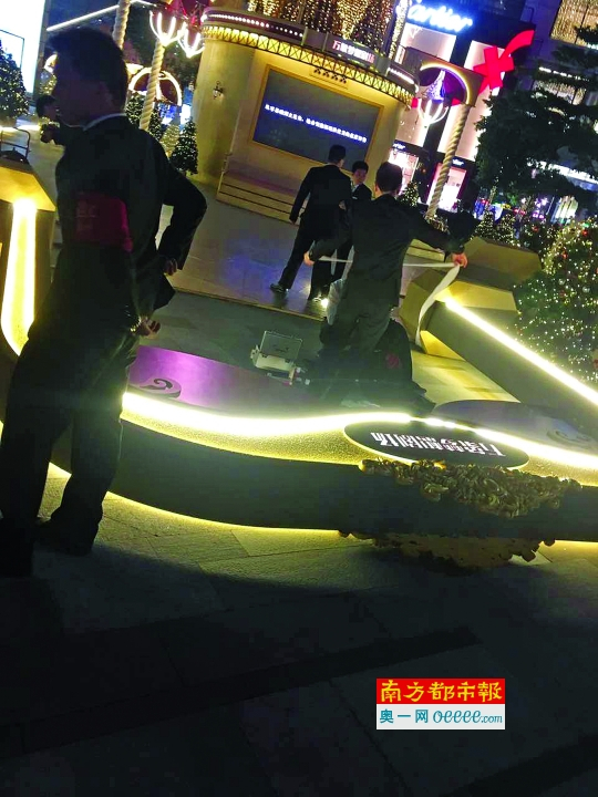 　　倒下的圣诞装饰物，可见呈“N”形。被访者供图