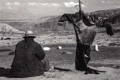 今年一批新导演作品，不以商业目的为最终诉求，以反传统、反“套路”的形式进行表达，对人性及现实加以批判性思考，具有鲜明的作者风格。图为《塔洛》剧照