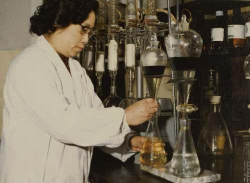 1985年，在实验室做研究