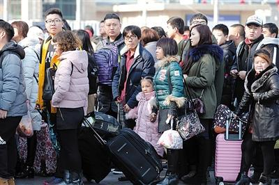 昨日，北京站，一些游客正在排队，准备验票进站。