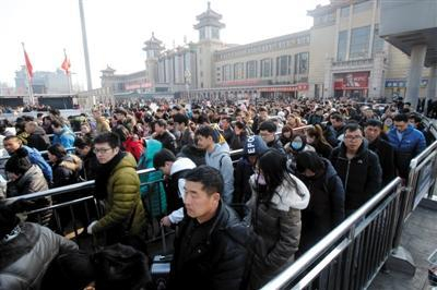 昨日，各大火车站迎来返程高峰，从北京站出来的乘客排队进入地铁站。