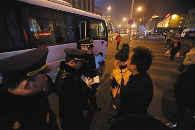 昨日，北京西站，执法人员查处了一辆无道路运输经营许可证的黑大巴，车上有来自云南的14名乘客。