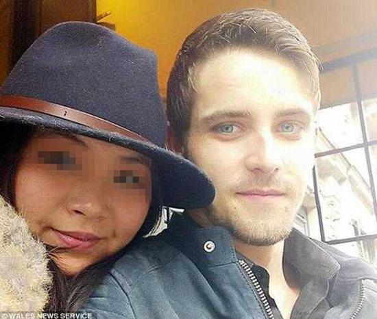 外媒报道的受害女生毕习习（音，BiXixi）与外国男友的合影。