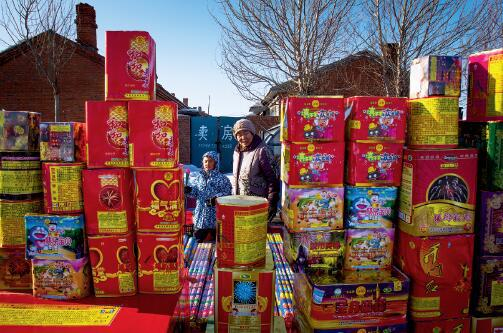 黑龙江省佳木斯市大集上的烟花摊位。CFP