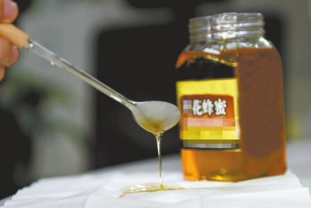 市面上出售的低价蜂蜜真假难辨。
