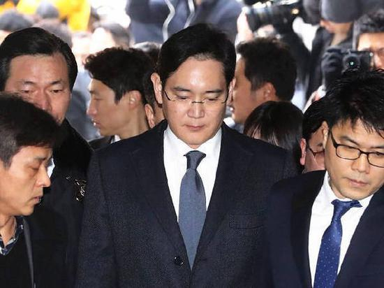 李在镕（中）离开首尔中央区法院（新华/法新）