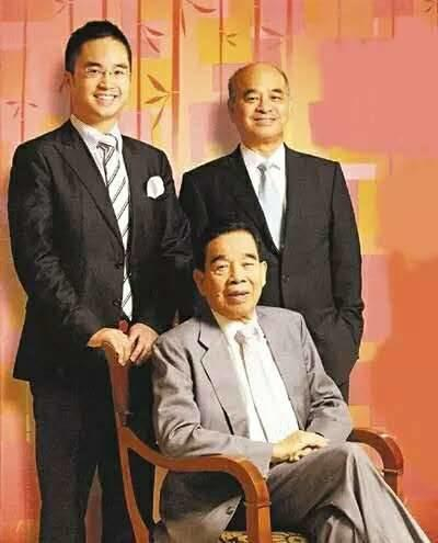 △郑裕彤与其长子郑家纯（后排右一）、长孙郑志刚（后排左一）