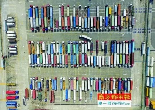 航拍物流园的停车场，卡车星罗棋布色彩分明。