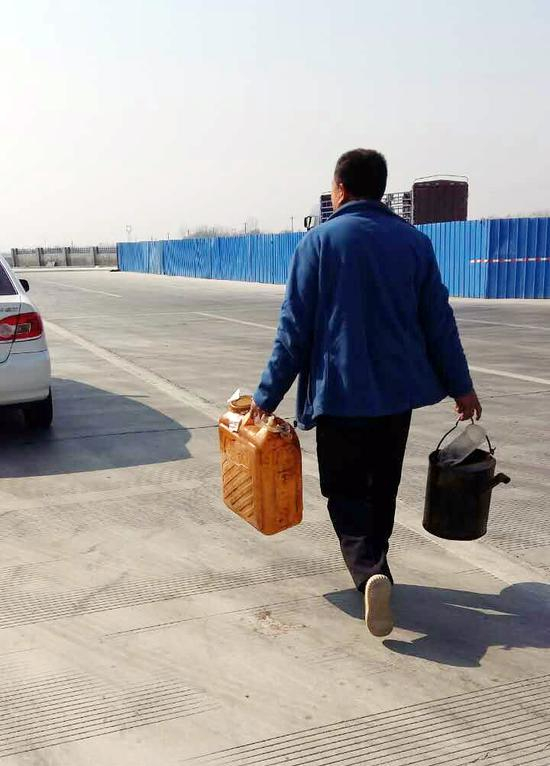 村民倒卖汽油。董芳忠摄&nbsp;