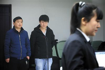 　　因引进外籍女子非法入境做家政，吕某（右）和李某涉嫌组织他人偷越国（边）境罪昨日在丰台法院受审。新京报记者&nbsp;彭子洋摄