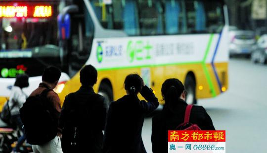 2月23日早7点，东莞城邦大道，在路边等待乘坐e巴士的附近居民。