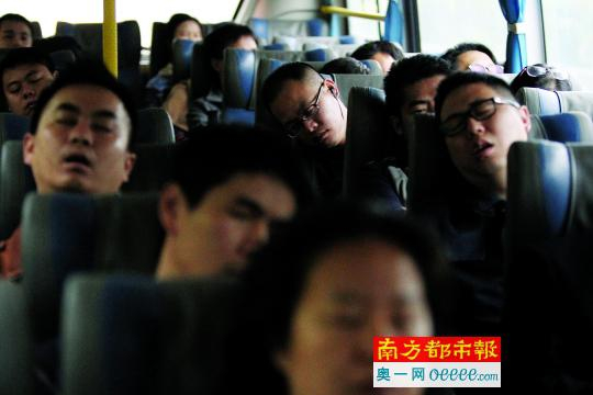 2月23日早8点，东莞开往深圳南山科技园的大巴上，睡觉的乘客。