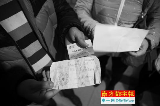 &nbsp;&nbsp;&nbsp;&nbsp;缴纳了建档费的求职者会收到收据，但工作无望。