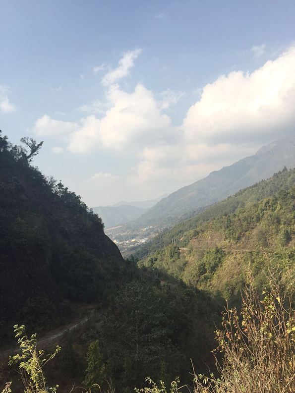 滇缅边境4号界碑处，可以看到不远处就是缅甸甘拜地镇。
