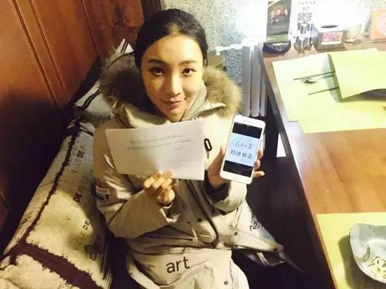 作为一名已成名的游戏主播，“女流”可以用认真敬业来评价。