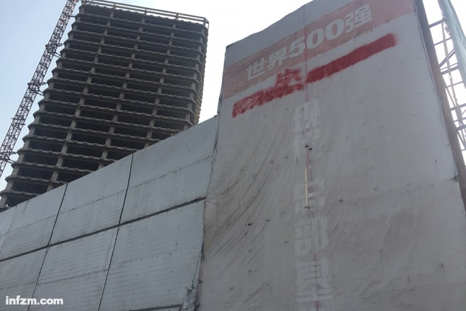 现代汽贸城随处可见“世界500强”的标牌。（南方周末记者&nbsp;李在磊/图）