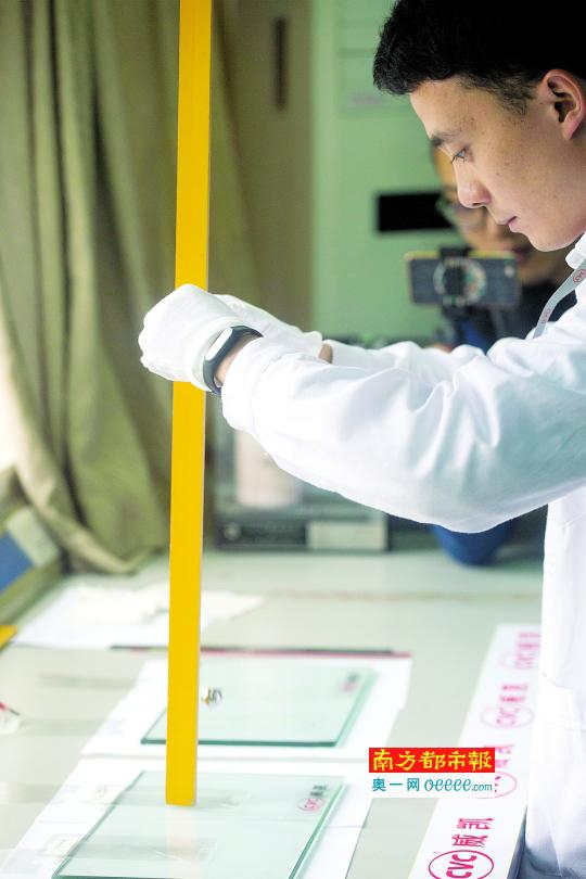 &nbsp;&nbsp;&nbsp;&nbsp;试验员在进行钢球冲击测试。