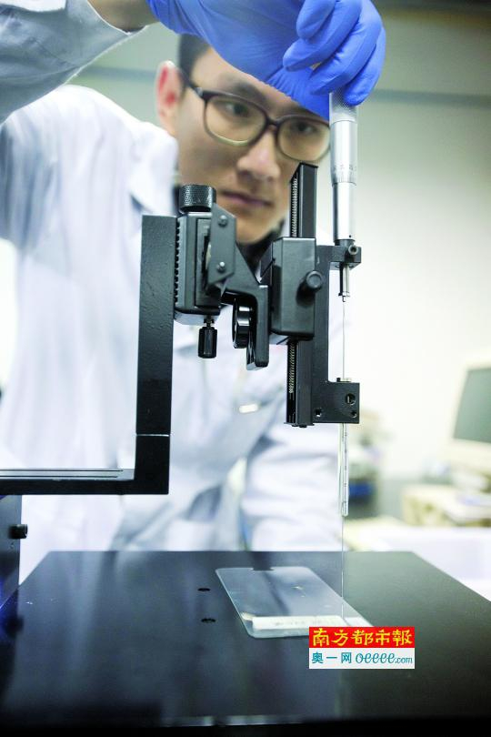 &nbsp;&nbsp;&nbsp;&nbsp;试验员通过水滴角测试检测钢化膜的质量。