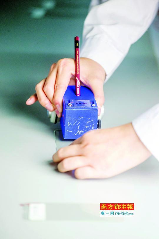 &nbsp;&nbsp;&nbsp;&nbsp;手机膜硬度测试。