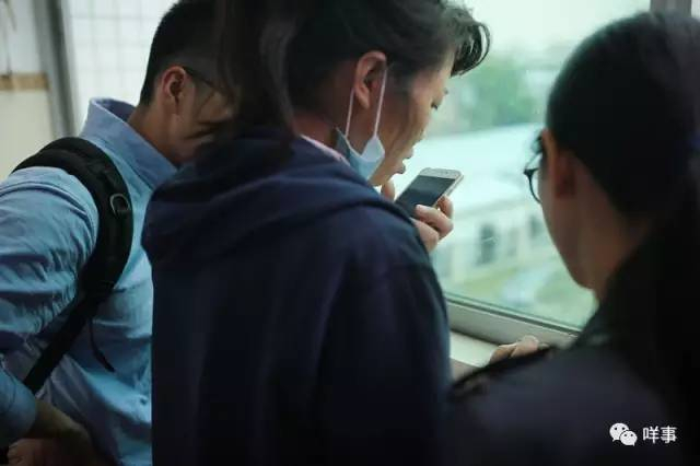 小丽在医院打电话与中介潘姐沟通。南都记者张志韬摄