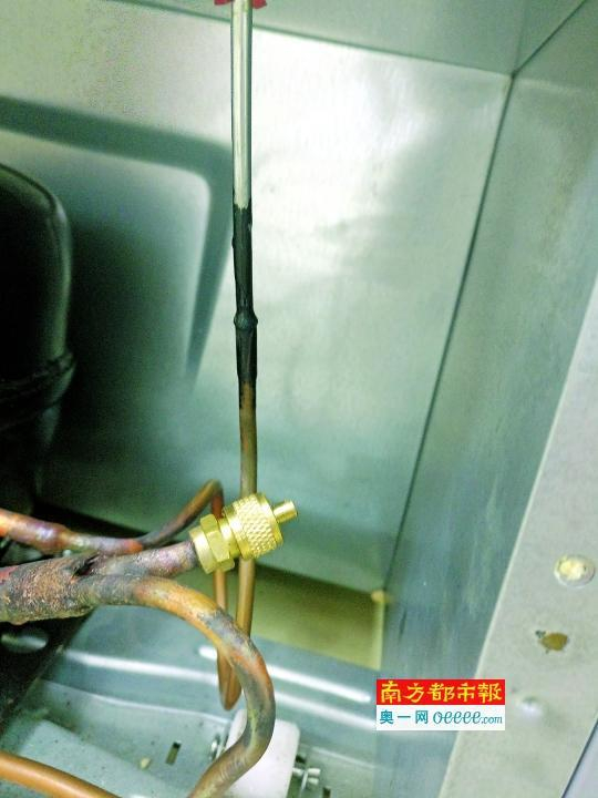 图中冰箱可以清晰看出冷凝管是银色的铝管。