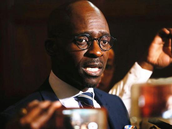 吉加巴对媒体记者发表讲话。（新华/法新）