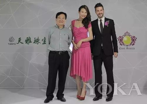 &nbsp;左为天雅集团董事长程文水 &nbsp; 图片来自YOKA时尚网