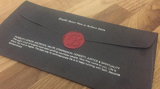 露出庐山真面目的环球黑卡——我们选择的是最便宜的不印名字版：