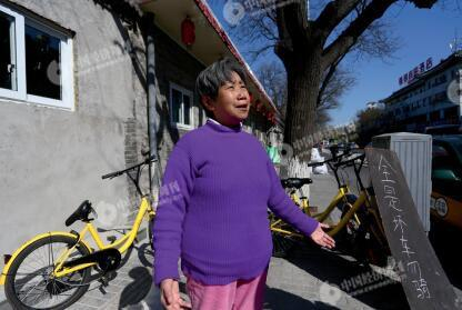 　　一位住在南河沿大街附近的居民，协助ofo线下运维人员将部分有损的单车集中摆放，并制作了提示牌。