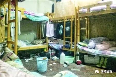 群租房内垃圾遍地脏乱不堪/晨报记者张佳琪