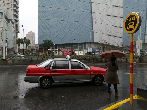 图说：上海出租车的服务水平曾经傲视全国，但如今靓丽名片已经失去光泽图片来源：东方IC