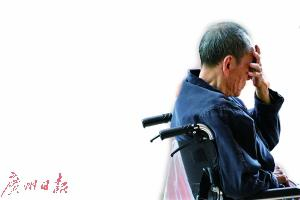 一位长者在闭目养神。