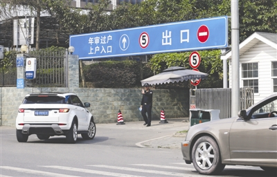 　锦泰机动车检测有限公司门口保安制止车辆驶入检测，称“检测线正在检修”