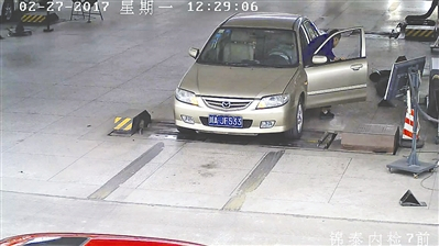 监控显示，这辆轿车12：29第三次上线检测，尾气检测结果显示合格