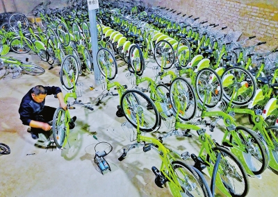 仓库里待修的单车甚多，每天早上8点上班，修车师傅余事不问，埋头修车。