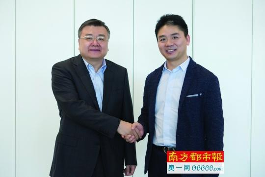 京东集团首席执行官刘强东和南都报系党委书记、总裁任天阳握手。