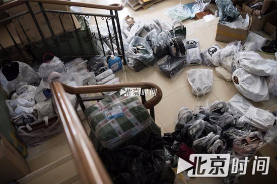 别墅一层堆放了大量假冒奢侈品。图/刘亚洲