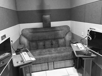 一家网吧的包间被改造为私人影院，靠播放视频网站的会员在线电影收取费用。