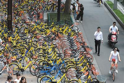 4月30日，五一小长假的第二天，成都市中心的商业区周边街道边停满了共享单车。图/视觉中国