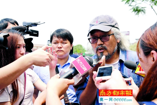 　　5月3日，就广清高速连接线收费问题，广东省政协常委孟浩实地走访，并接受媒体采访。南都记者黎湛均摄