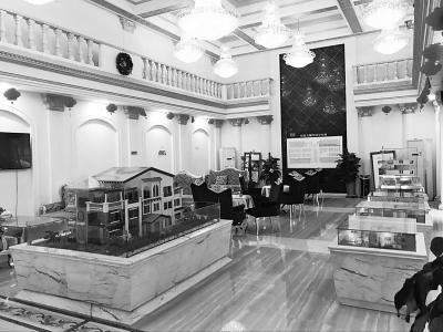 新郑的一家售楼部的大厅内空空荡荡。