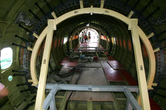 2007年6月28日，ARJ21全机对接。上海飞机制造厂，国产新ARJ21支线飞机机舱内部。 &nbsp;澎湃资料