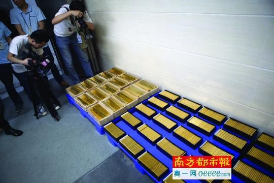 　在押运公司的金库内，工作人员向记者展示金库内的黄金。&nbsp;