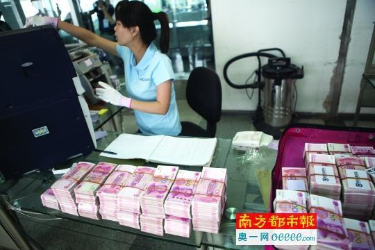 工作人员正在进行点钞。