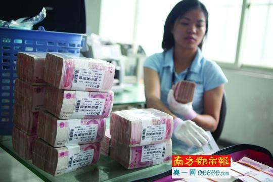 　昨日，威豹押运公司举行媒体开放日，押运公司点钞室内摆放着大量百元大钞，工作人员在进行点钞。&nbsp;