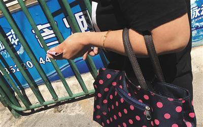 交易完成后，胎盘倒卖者拿着钱向医院走去。