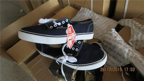 图为涉案制假鞋厂车间和假冒的“万斯”运动鞋 孙桂梅摄