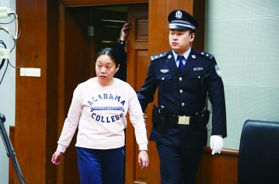 二审开庭时，金杰被带入法庭　　资料图